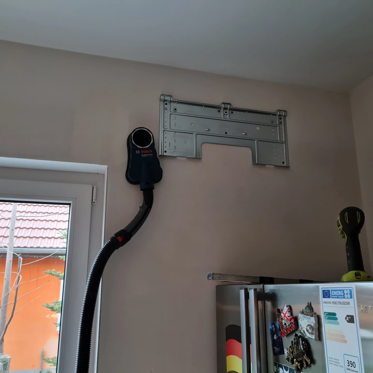 Foto von dem Einbau einer Klimaanlage.