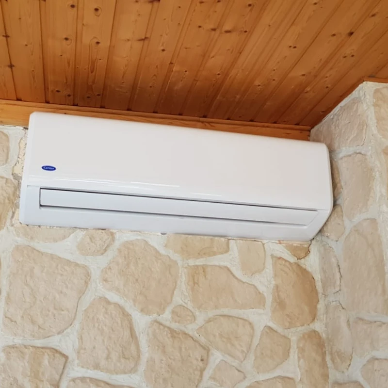 Foto einer an der Decke befestigten Klimaanlage.