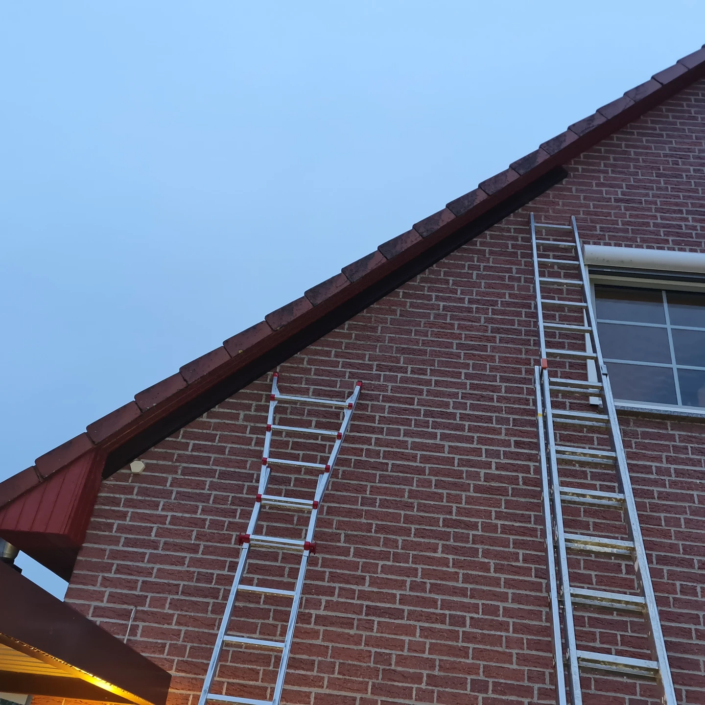 Foto von der Außenwand eines Gebäudes mit Leitern.